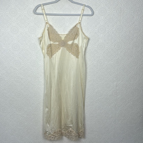 Vintage Slip Dress Vanity Fair Size 36 Cream White Lacey Silky Delicate Vneck - Picture 2 of 9
